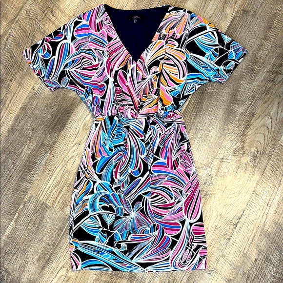 Trina Turk Dresses & Skirts - Trina Turk Women's XS V-Neck Short Sleeve‎ Wrap Dress Abstract Print